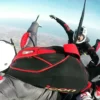 Immagine di un paracadutista che esegue una manovra avanzata