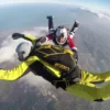 Immagine di un paracadutista in volo