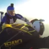 Immagine di un paracadutista che esegue una manovra avanzata
