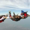Immagine di un paracadutista che sorride dopo il salto