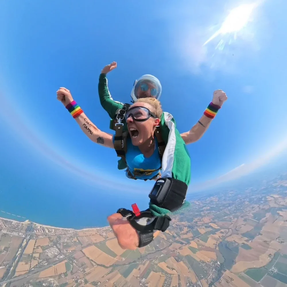 Coupon regalo lancio tandem sulla costa delle Marche Passeggera felice durante un lancio tandem sopra la costa delle Marche con Skydive Sunrise