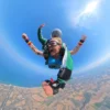Coupon regalo lancio tandem sulla costa delle Marche Passeggera felice durante un lancio tandem sopra la costa delle Marche con Skydive Sunrise