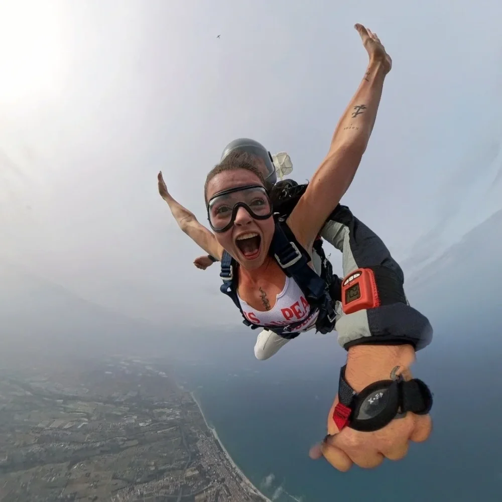 Coupon regalo per un lancio tandem Passeggera durante un emozionante lancio in paracadute tandem con Skydive Sunrise
