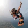 Coupon regalo per un lancio tandem Passeggera durante un emozionante lancio in paracadute tandem con Skydive Sunrise