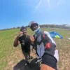 Dopo l’atterraggio del coupon tandem Passeggera e istruttore sorridenti dopo l’atterraggio del lancio tandem