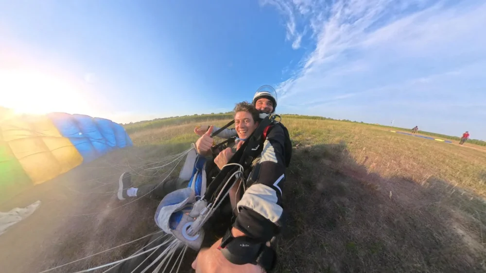 Passeggera e istruttore sorridenti dopo l’atterraggio del lancio tandem da 15000 piedi