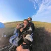 Passeggera e istruttore sorridenti dopo l’atterraggio del lancio tandem da 15000 piedi