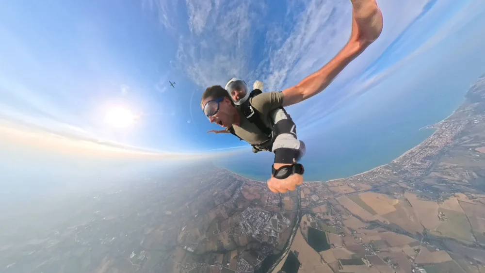 Lancio tandem in caduta libera da 15000 piedi con panorama sulla costa delle Marche