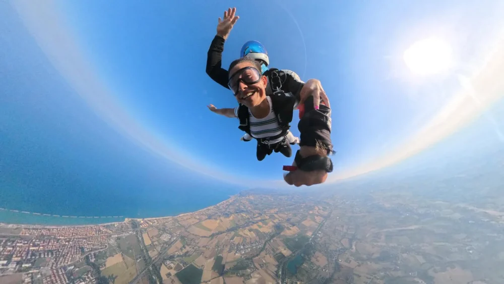 Passeggera in caduta libera durante il lancio tandem VR360 sopra le Marche