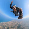 Passeggera in caduta libera durante il lancio tandem VR360 sopra le Marche