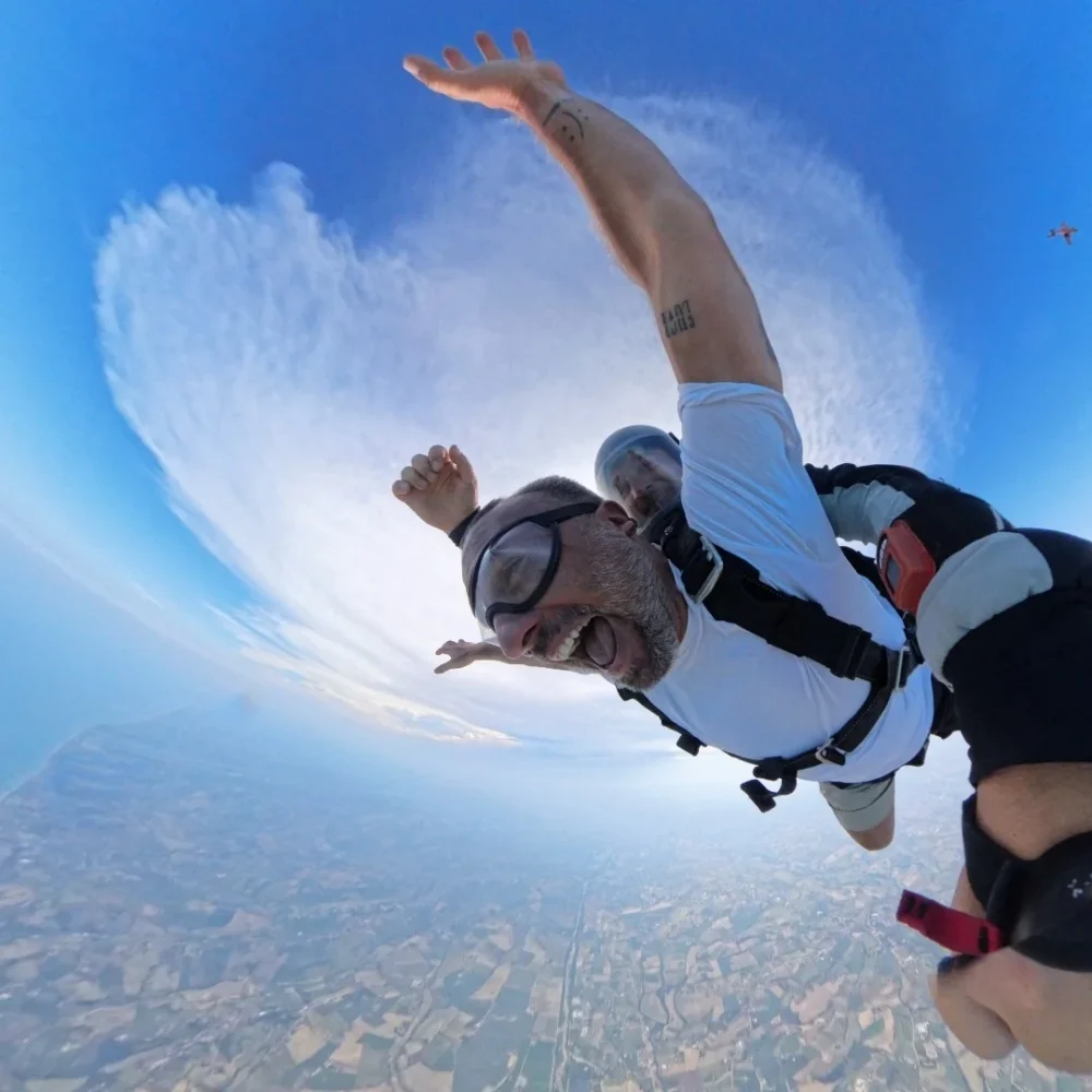 Passeggero durante un lancio tandem ad alta quota con Skydive Sunrise