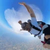 Passeggero durante un lancio tandem ad alta quota con Skydive Sunrise