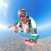 Lancio tandem con video e foto nelle Marche Passeggero sorridente durante un lancio tandem con riprese video e foto sopra la costa delle Marche