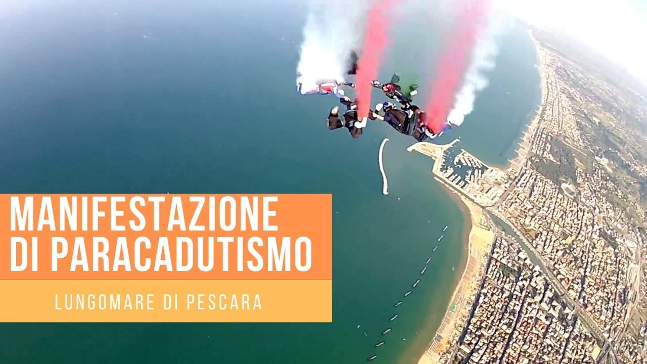 Paracadutisti durante il Pescara Sky Show sul lungomare