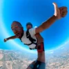 Immagine di una persona che salta in tandem con un istruttore di paracadutismo