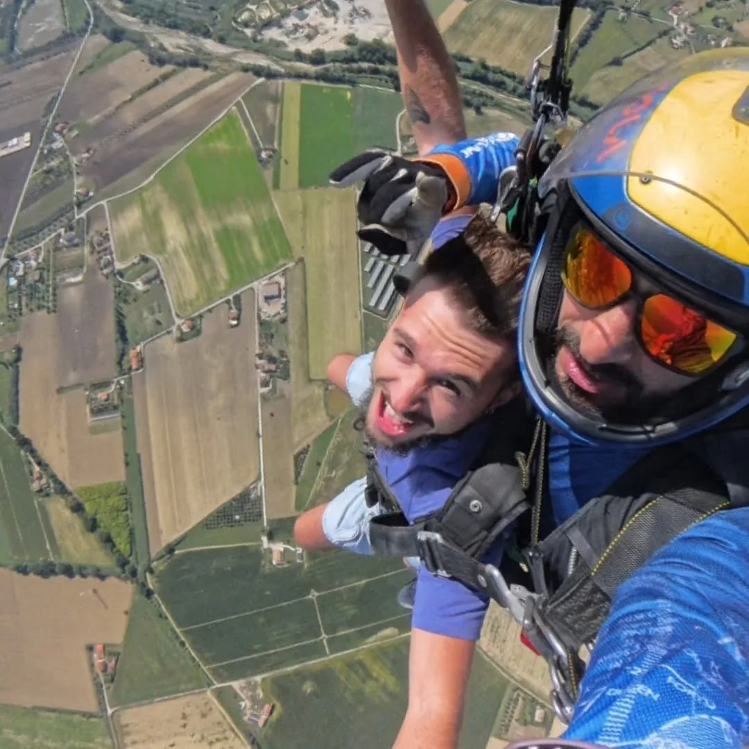 Passeggero e istruttore durante un lancio tandem sotto vela sopra le campagne marchigiane