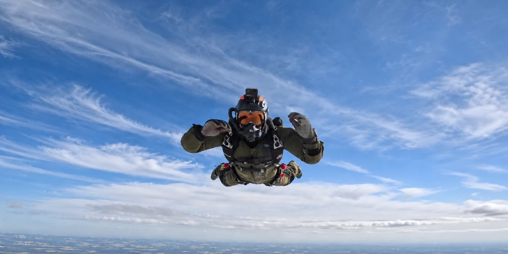 Paracadutista in caduta libera con casco e action cam