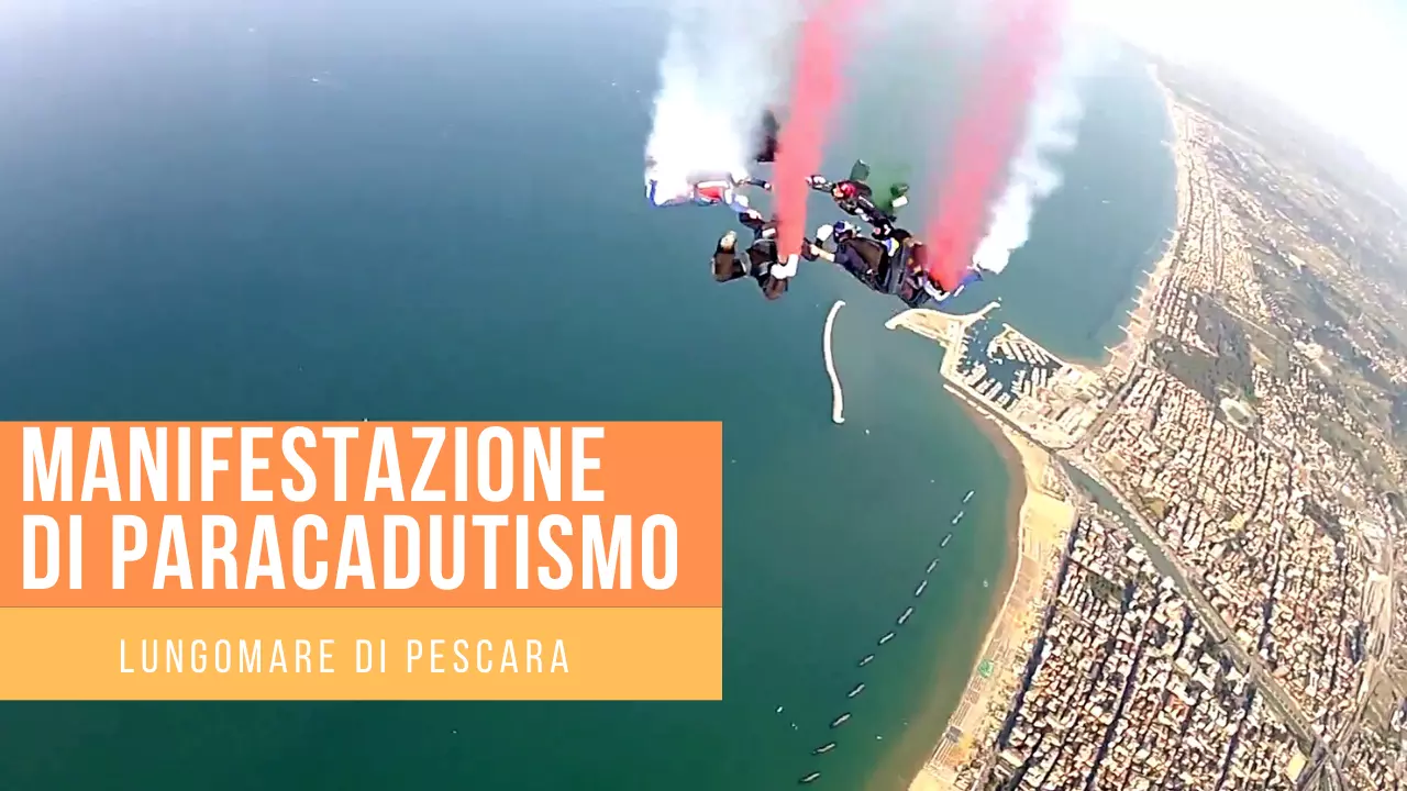 Copertina video “Manifestazione di paracadutismo” con paracadutisti sopra la costa